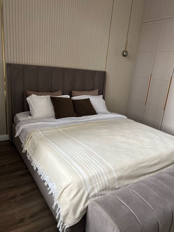 Cama arrumada com luz suave e ambiente calmo