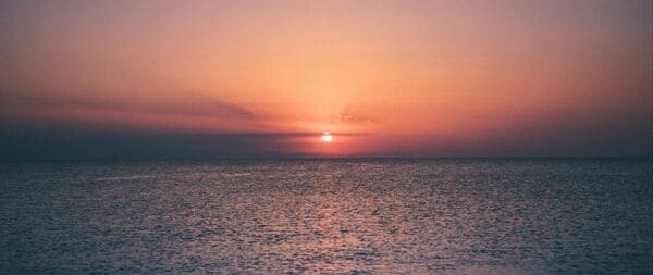 Pôr do sol calmo no horizonte, ambiente relaxante